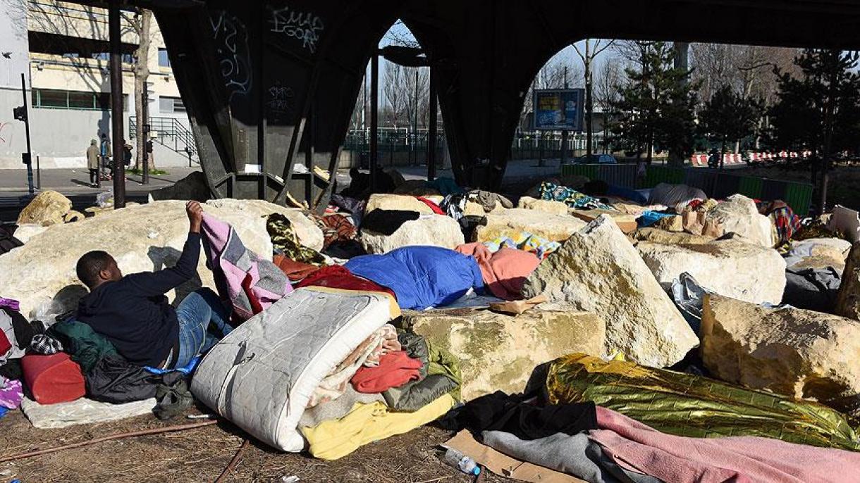 Ismét felszámolnak több illegális migránstábort Párizsban