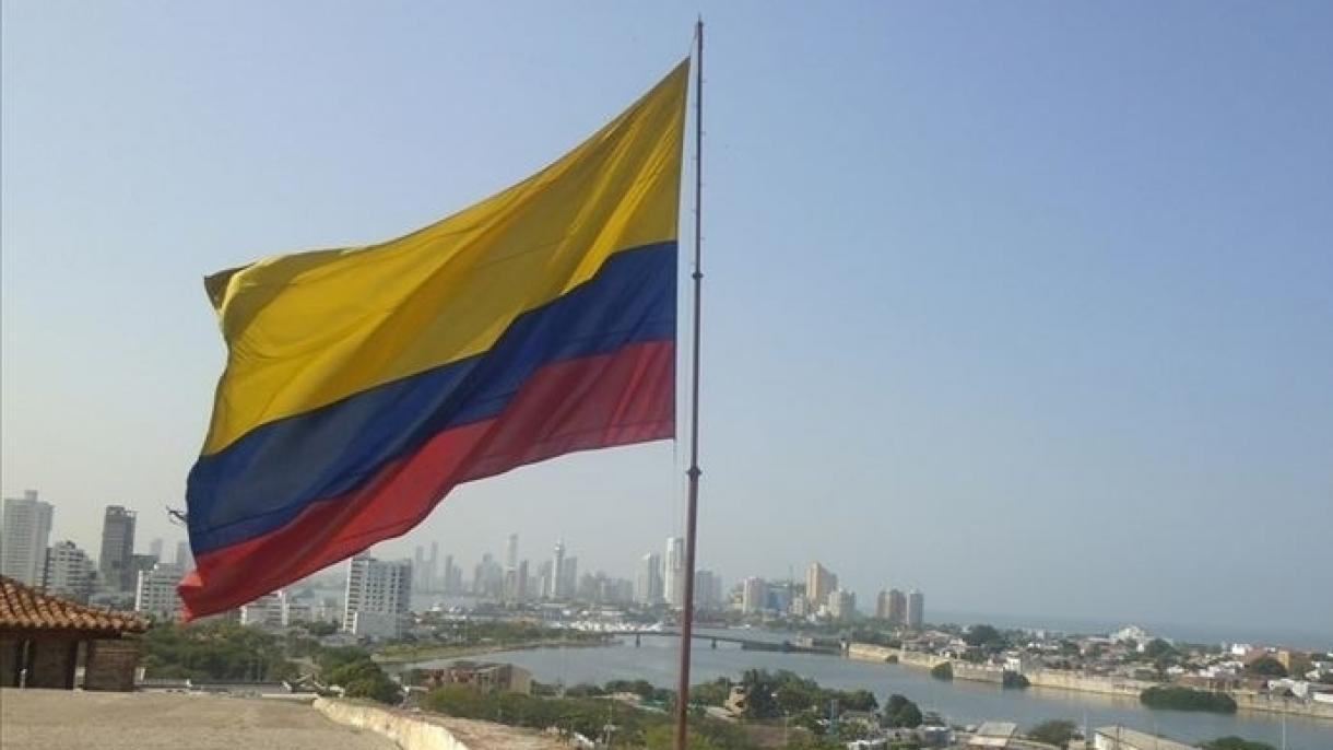 Ataque con bomba contra un vehículo policial en Colombia deja varios muertos y heridos