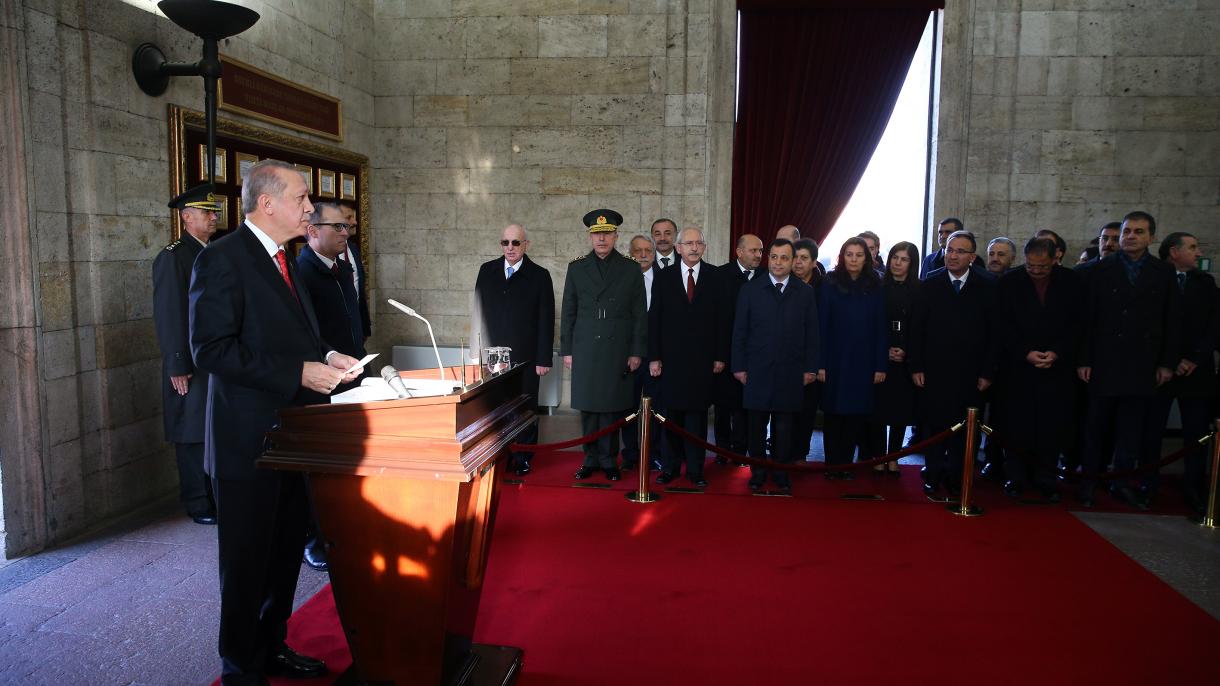 La cúpula estatal ofrenda corona de flores al Mausoleo del gran líder Mustafa Kemal Atatürk