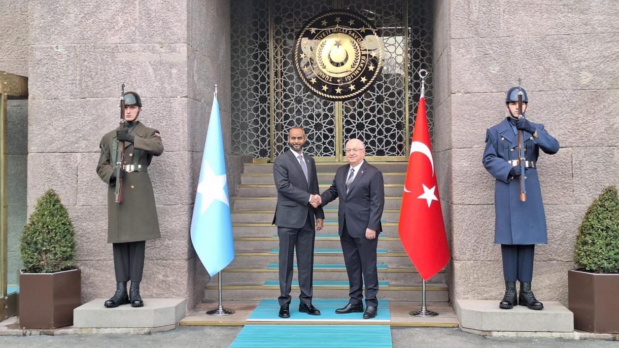 Гюлер се срещна с министъра на отбраната на Сомалия