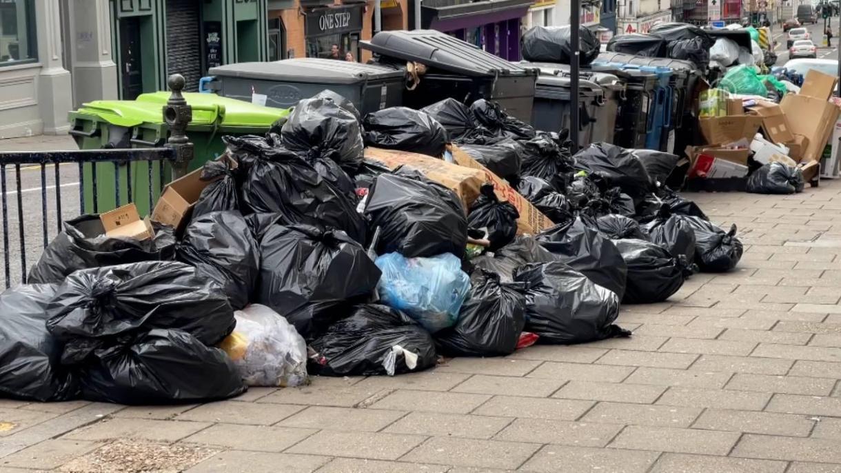 英国清洁工人罢工 垃圾堆如山