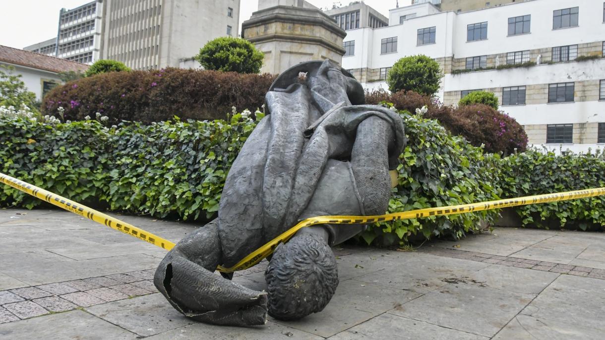 Grupos indígenas derrubam estátua do fundador espanhol de Bogotá