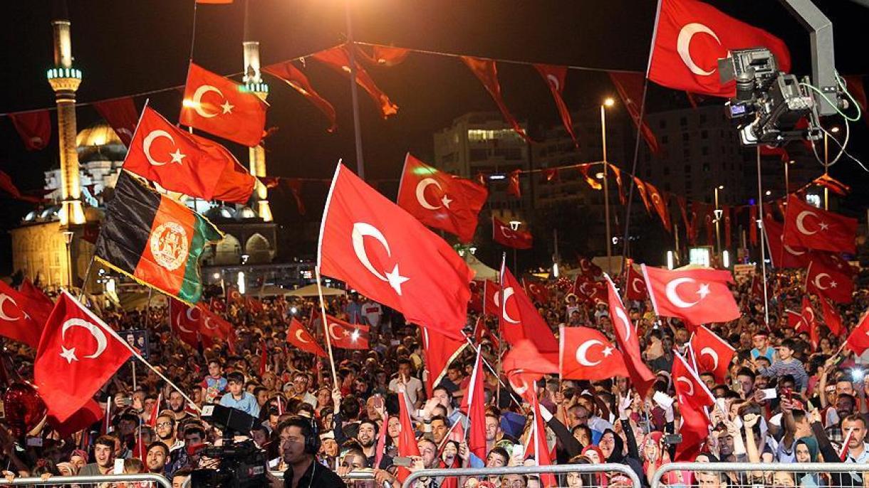 Συνεχίζονται οι συγκεντρώσεις για τη δημοκρατία σε κάθε γωνιά της Τουρκίας