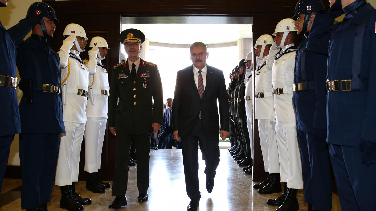 El primer ministro Yıldırım visita la Jefatura del Estado Mayor después de la intentona golpista