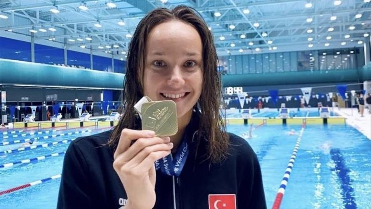 La nadadora turca Viktoria Zeynep Güneş gana medalla de oro en la Copa Mundial TRT Español