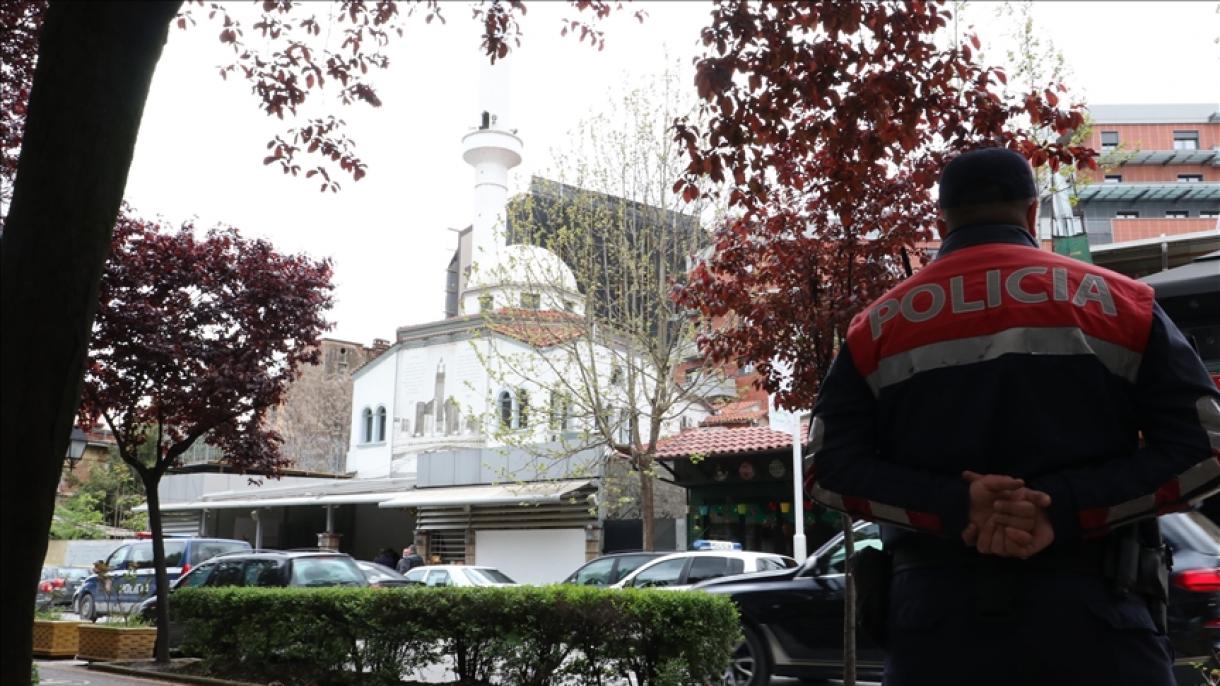 Sulm me thikë në një xhami në Tiranë, kapet autori