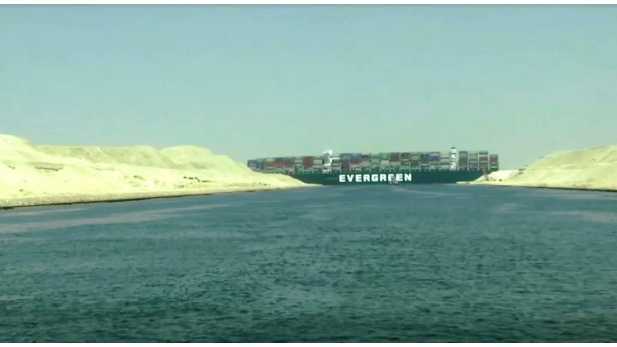 Egipto pide indemnización por daño causado por el buque encallado en el Canal de Suez