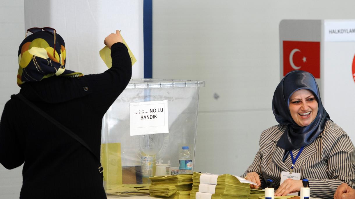 Los ciudadanos turcos continúan utilizando votos para el referéndum del 16 de abril