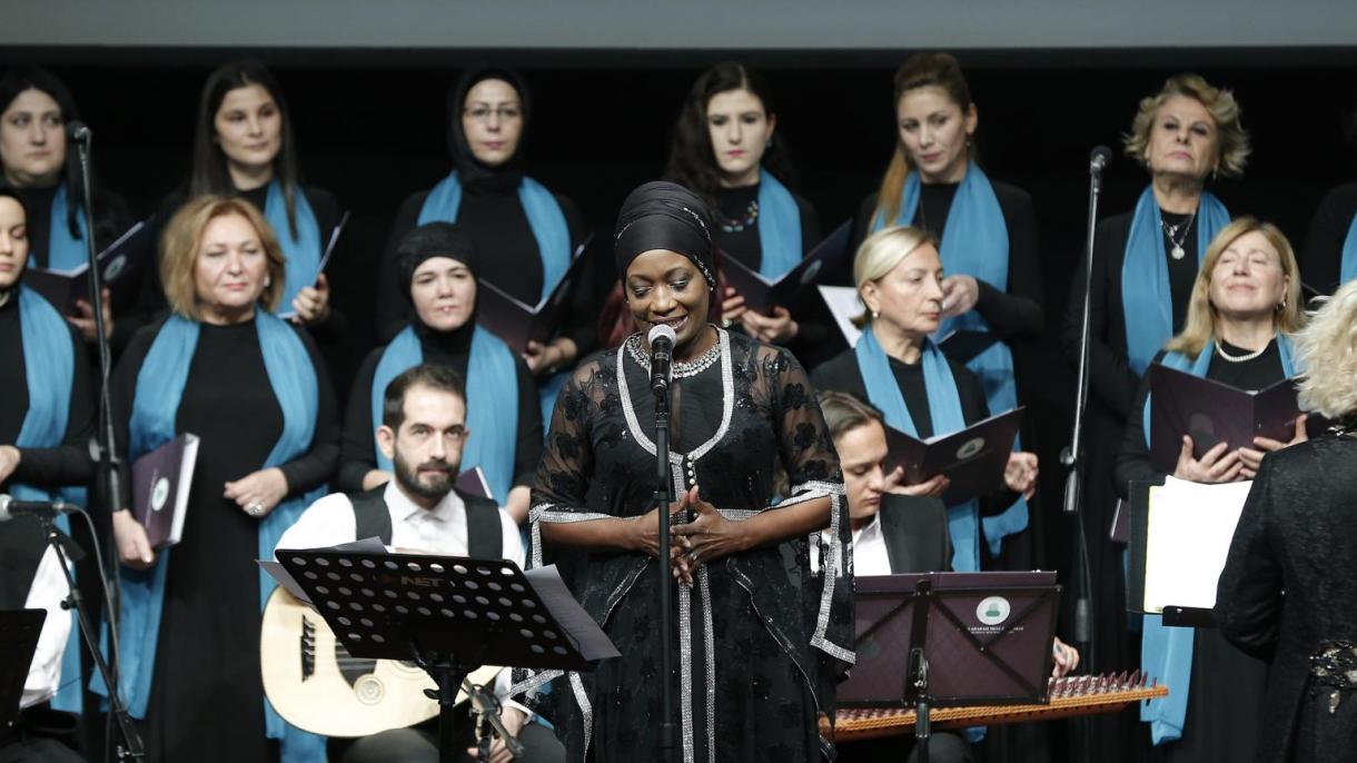 La artista norteamericana Della Miles dio concierto en Konya