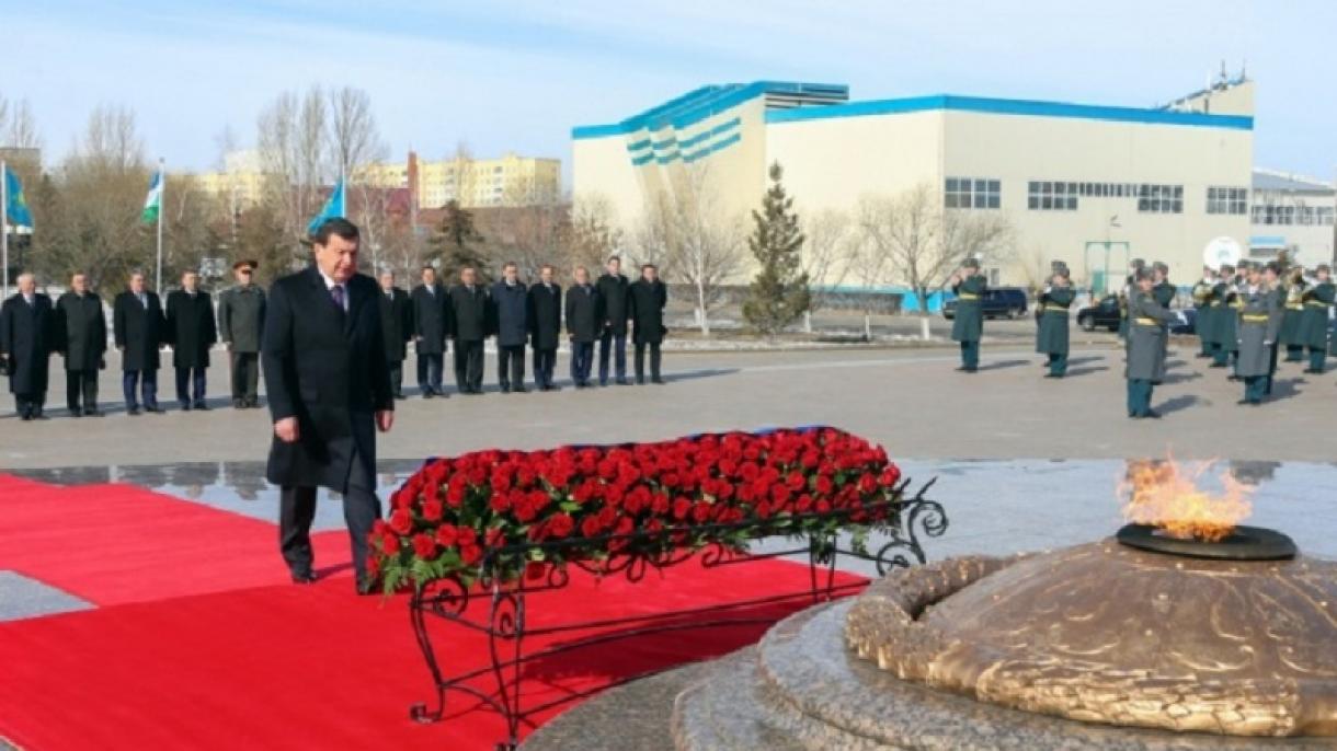 Mirziyoyev Ostonada “Vatan himoyachilari” monumentiga gul qo'ydi