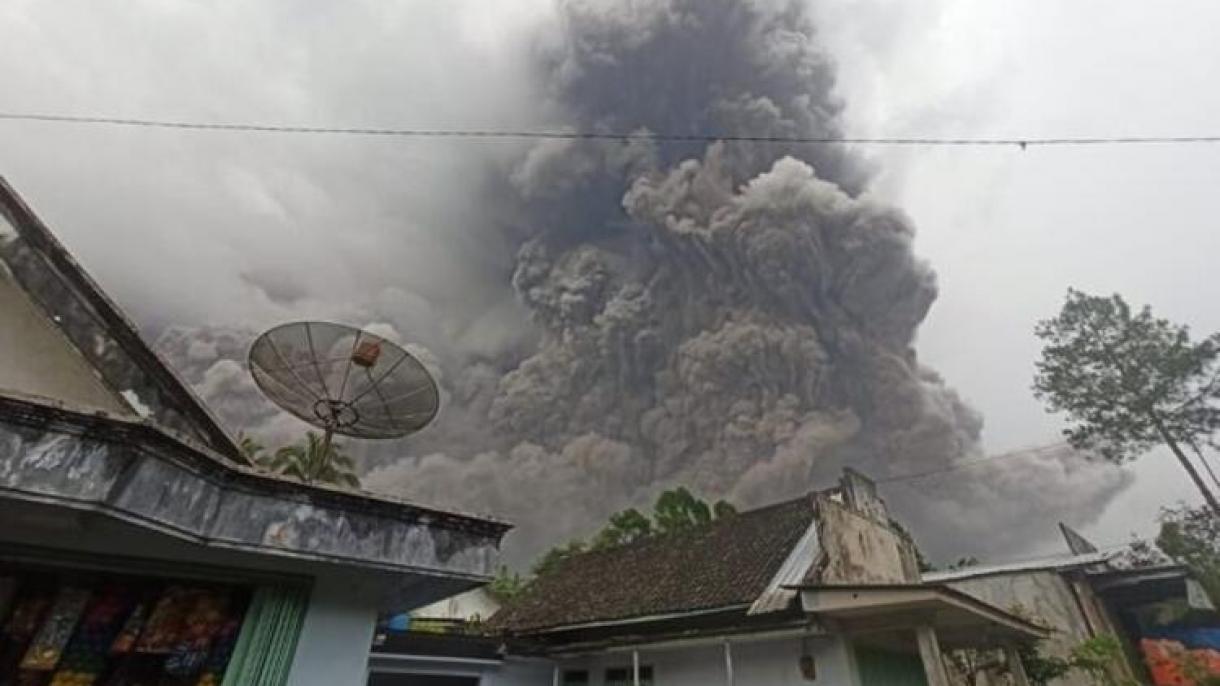 El volcán Semeru deja un muerto tras la erupción y origina la evacuación de miles de personas