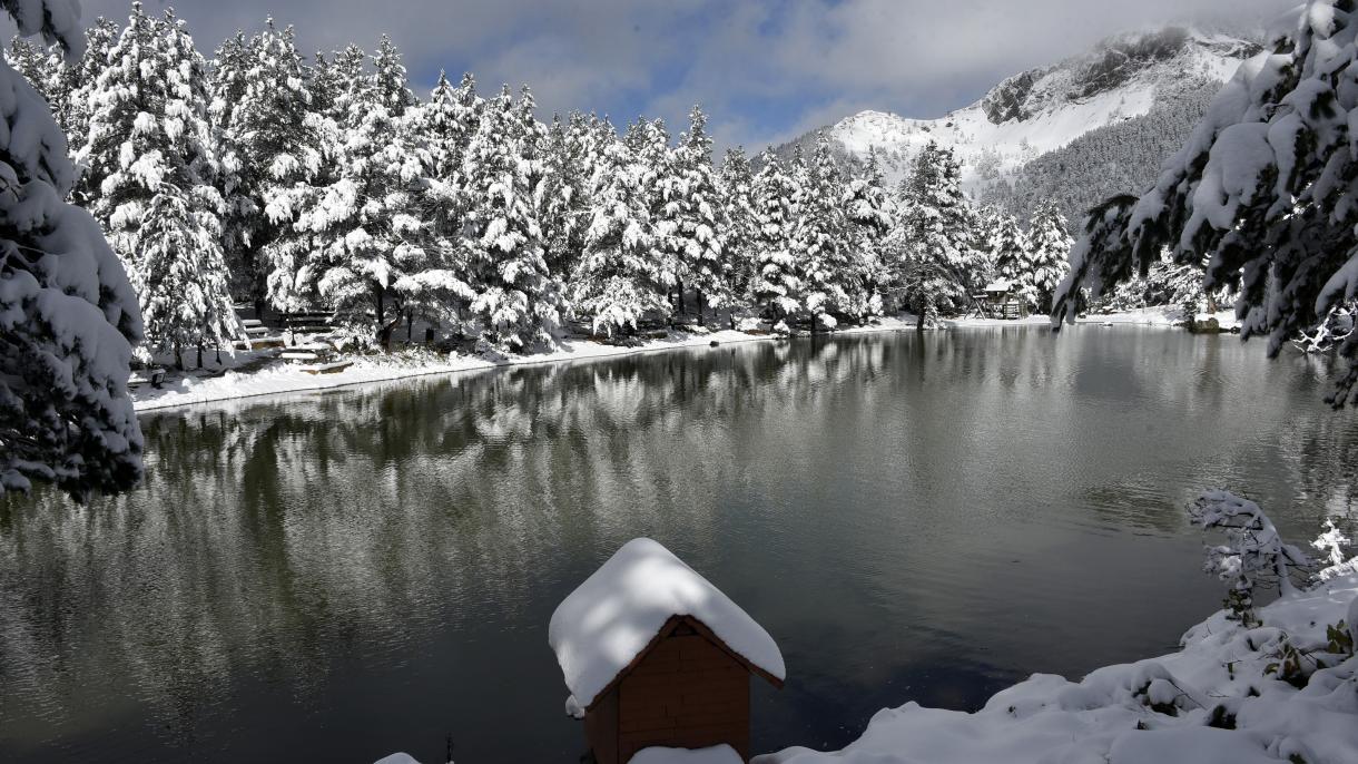 雪のリムニ湖で美しい景観 雪のリムニ湖で美しい景観