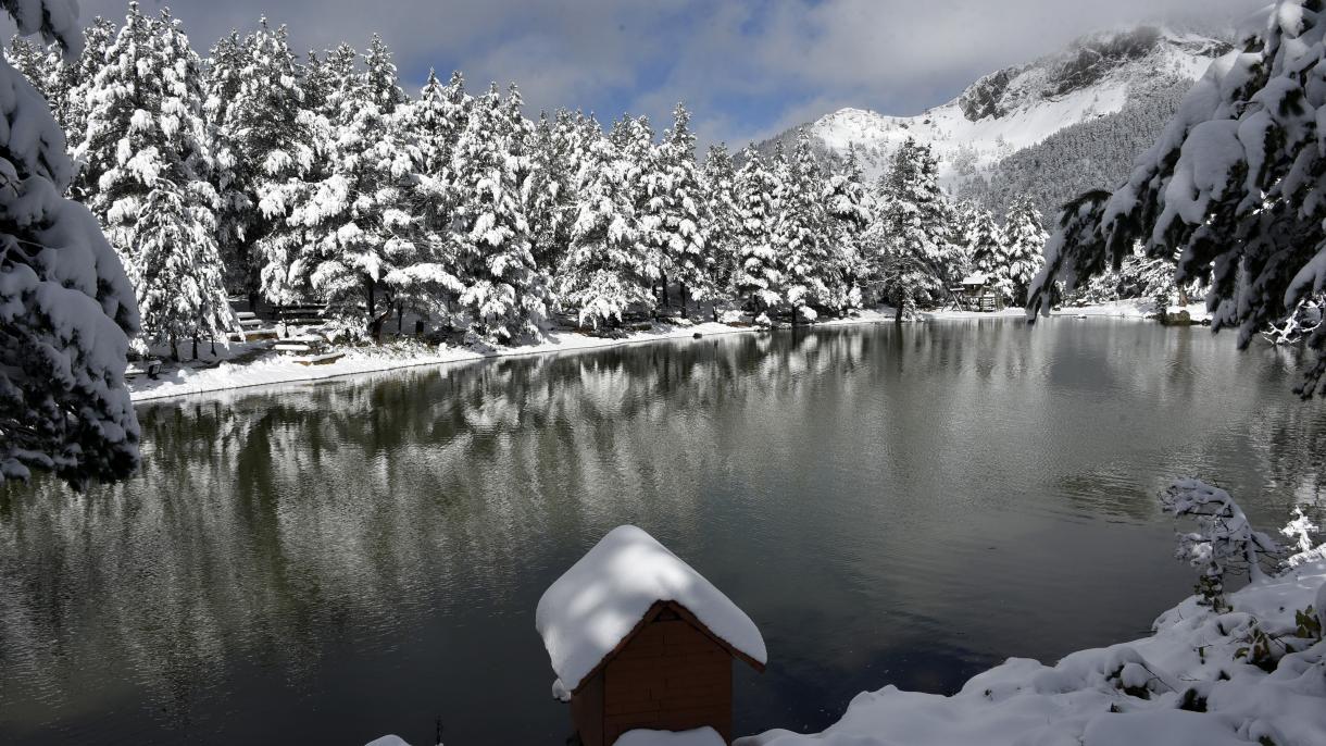 雪のリムニ湖で美しい景観