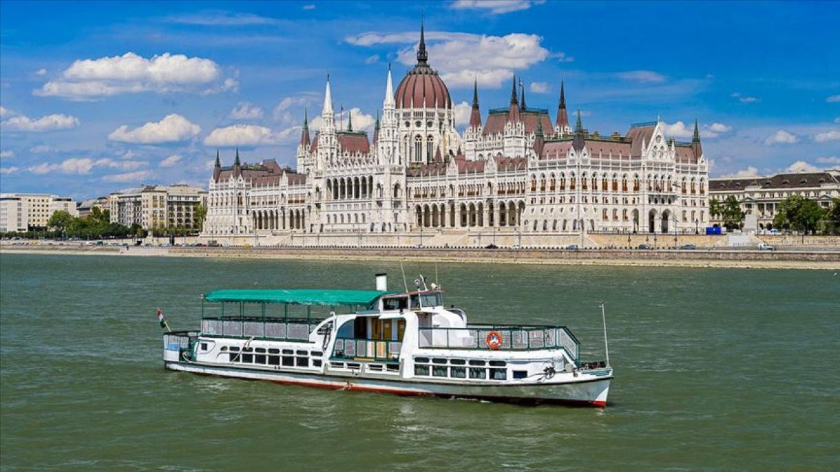 Дунай өзенінде туристтер мінген екі жолаушы қайығы соқтығысты