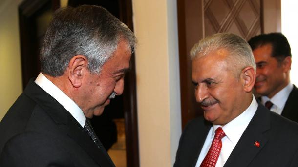 土耳其总理与北塞总统举行新闻发布会