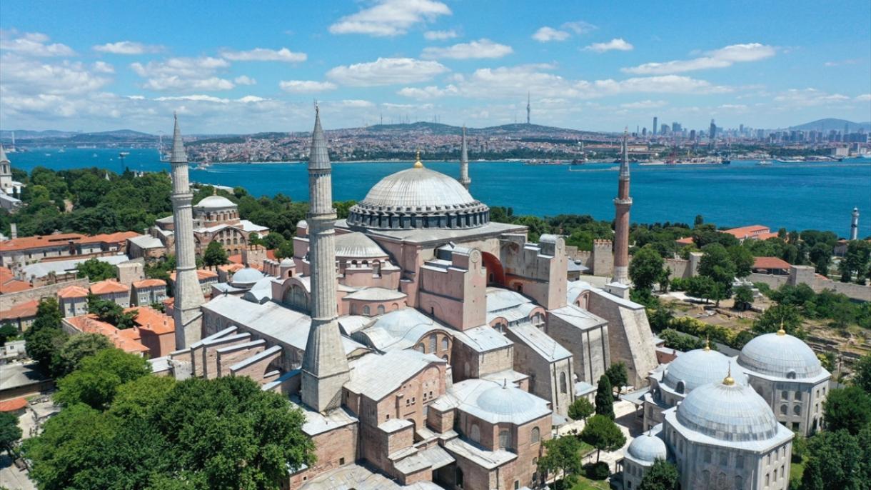 Preparativos para a recitação do Nobre Corão na Mesquita Hagia Sophia, 86 anos depois
