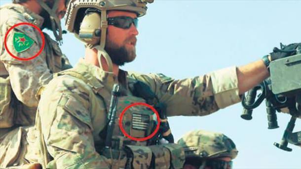 A fotókon az amerikai katonák a terroristákkal együtt láthatók