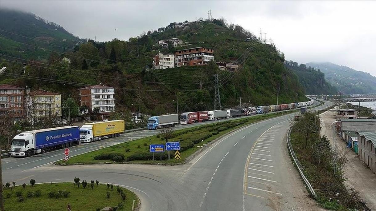 ترافیک سنگین کامیون‌ها و تریلی‌ها در گذرگاه مرزی ترکیه با قفقاز