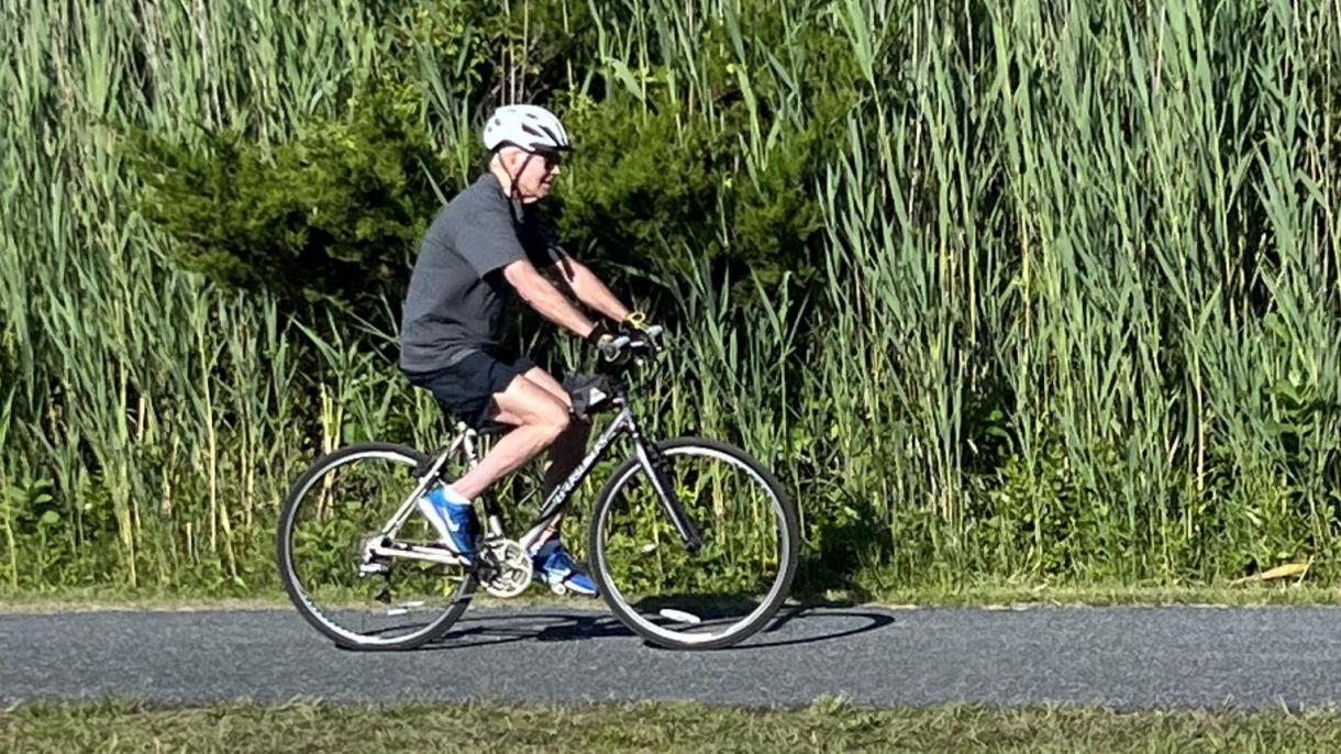 79岁的美国总统拜登从自行车上摔下来