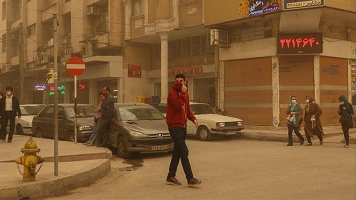 گردو غبار مدارس شهر اهواز ایران را تعطیل کرد