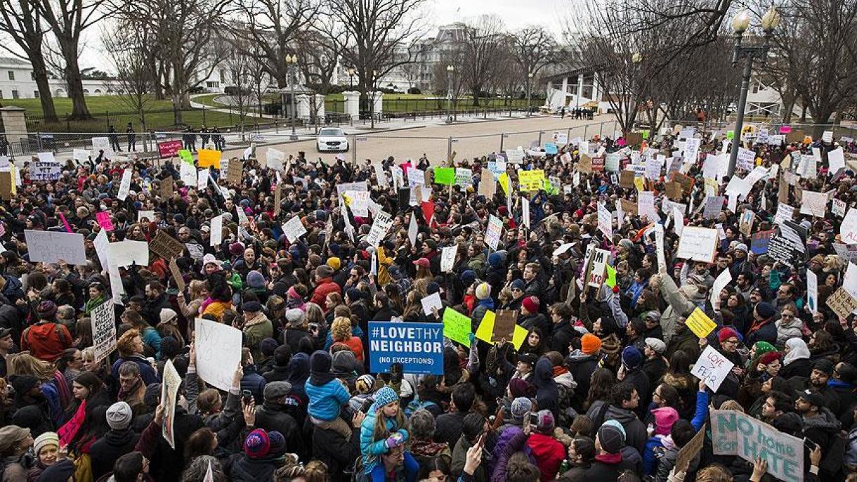 Ezrek tüntetnek a bevándorlást korlátozó elnöki rendelet ellen