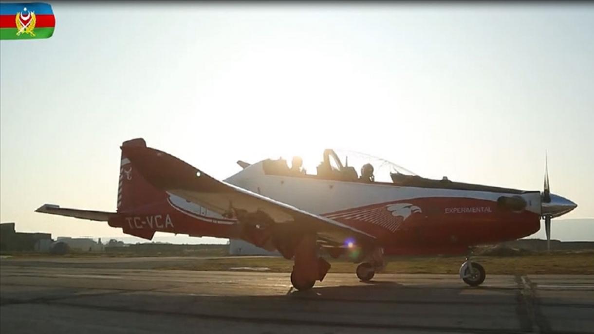 土耳其自由鸟军用训练机在巴库上空翱翔