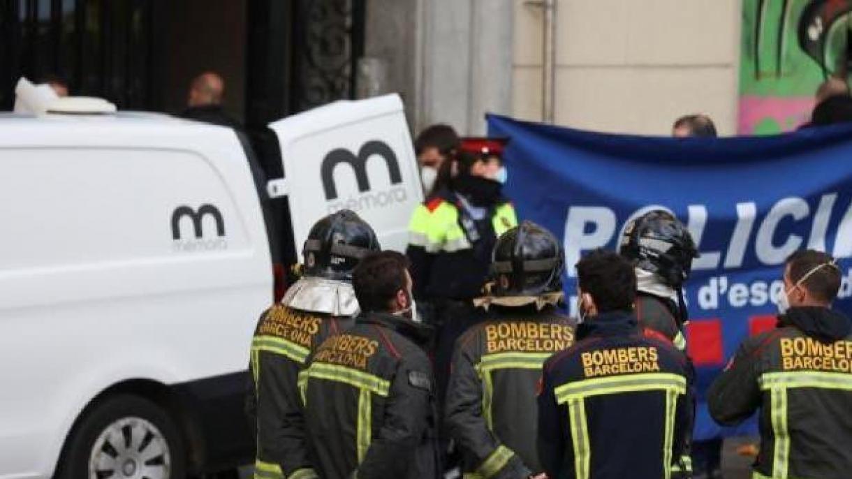 Incendio en el edificio refugiado por 8 inmigrantes en Barcelona