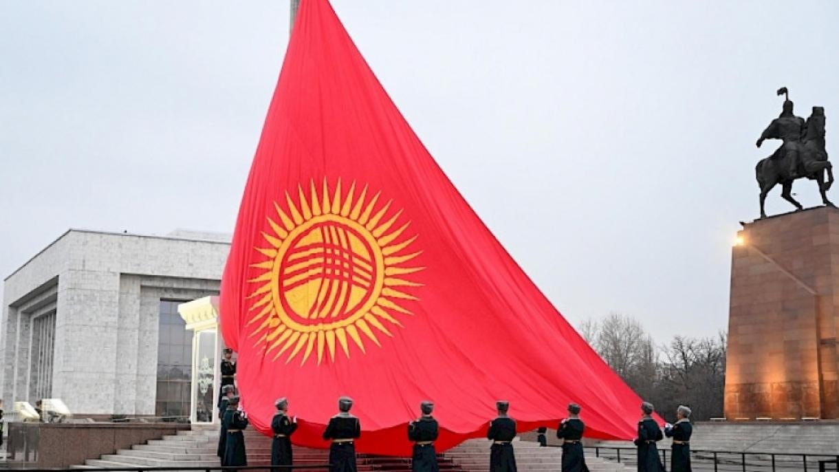 Кыргызстандын жаңы желеги салтанат менен көтөрүлдү