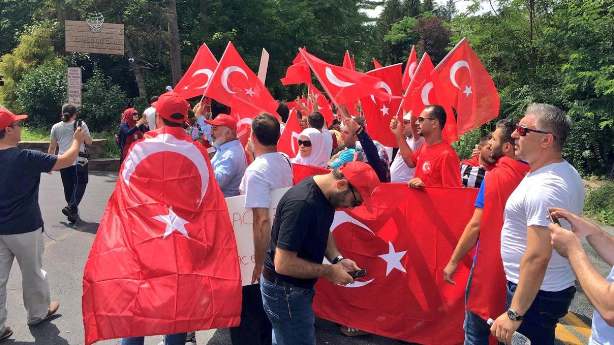 ترکهای مقیم آمریکا در مقابل محل اقامت سرکرده کودتای 15 جولای دست به تظاهرات زدند