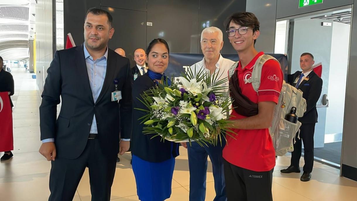 El campeón mundial Mete Gazoz fue recibido con flores en İstanbul