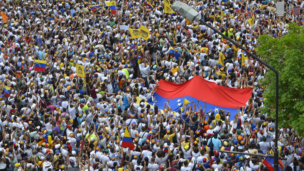 Massiva manifestação da oposição da Venezuela exige a expulsão de Maduro