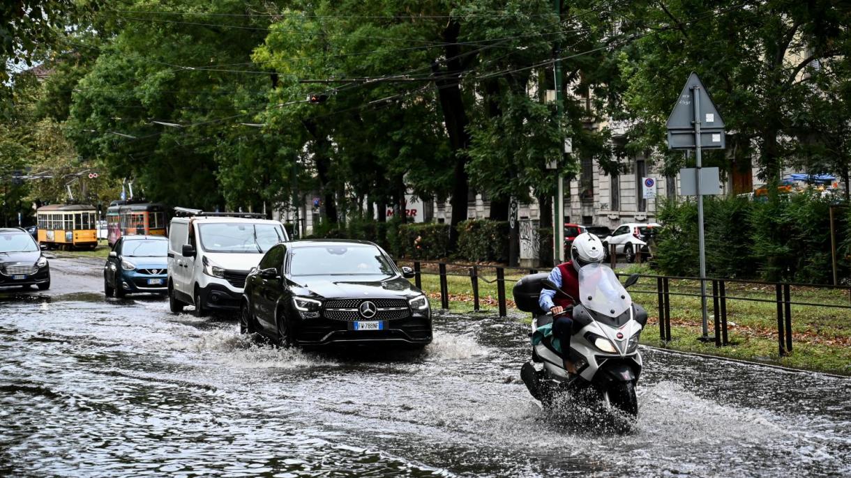 Italia se luptă cu inundații și incendii