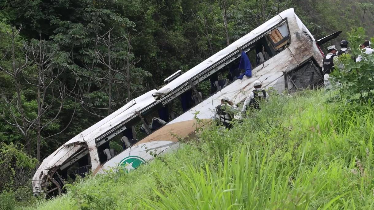 سقوط اتوبوس حامل مهاجران غیرقانونی در مکزیک به دره