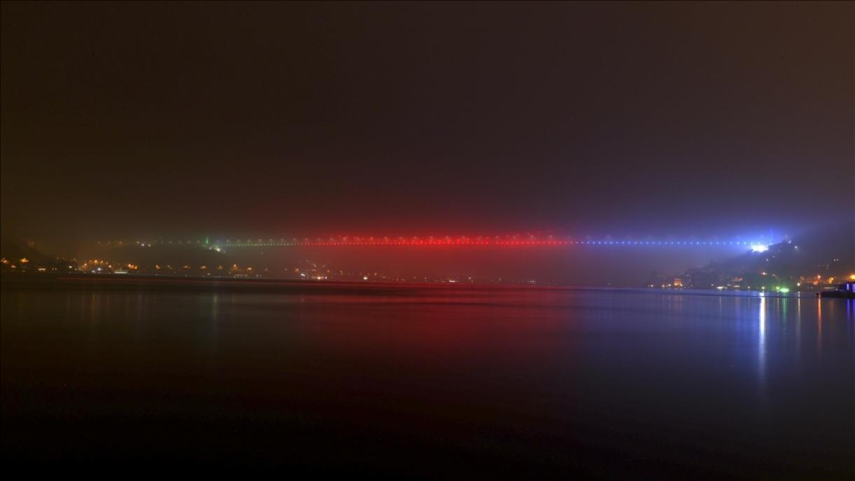 Με τα χρώματα της σημαίας του Αζερμπαϊτζάν φωταγωγήθηκε η Γέφυρα Φατίχ Σουλτάν Μεχμέτ