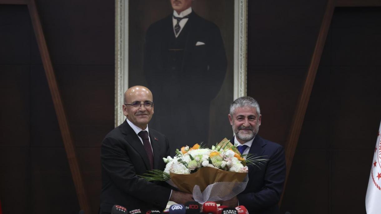 Nuevos ministros del Gobierno turco inician sus gestiones tras relevo de carteras