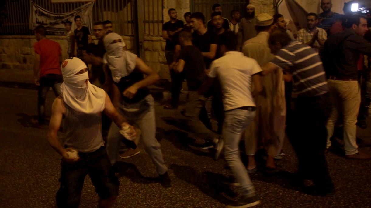 Soldados israelíes intervienen en las manifestaciones con balas reales en Mezquita Al-Aqsa