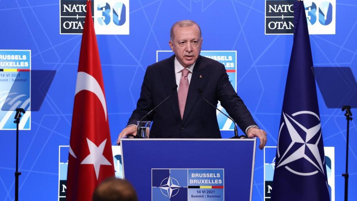 Эрдоган лидерлерге "Түркиянын терроризмге каршы күрөшү" китебин берди