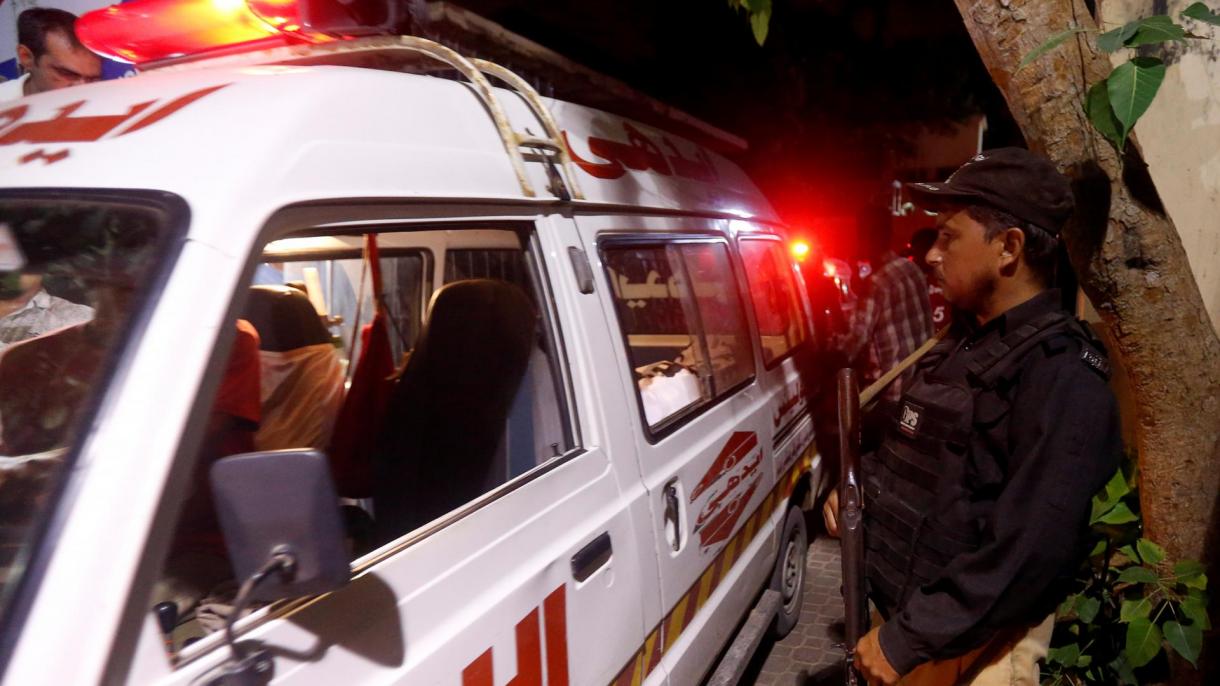Pakistanda polis maşınına hücum, ölənlər var