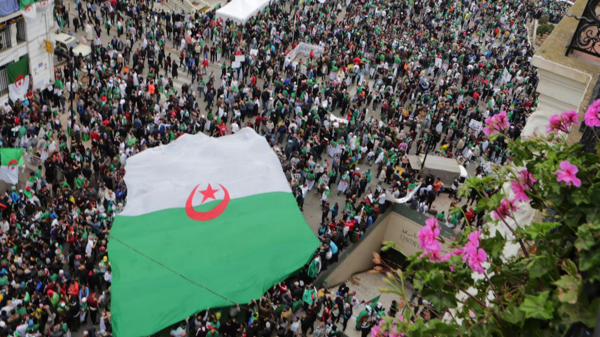 Ejército argelino busca el apoyo del pueblo