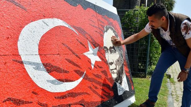 Artista iraquí inspirado en Atatürk prepara un cuadro de cerámica del gran líder turco