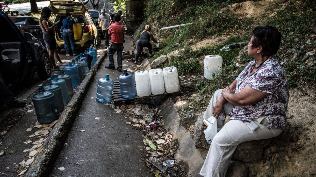 Em Caracas, a vida cotidiana torna-se difícil devido ao problema da água