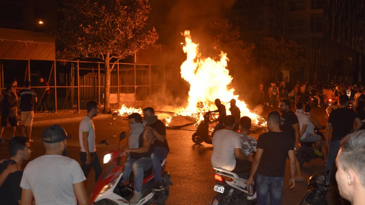 Ливанда өкмөткө каршы митингге полиция кийлигишти