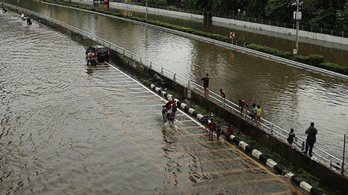 سیلاب‌های شدید در اندونزی 21 قربانی بجای گذاشت
