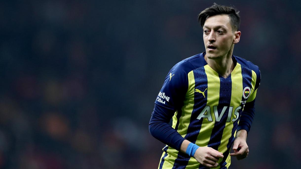 Mesut Ozil anunciou que deixou o futebol