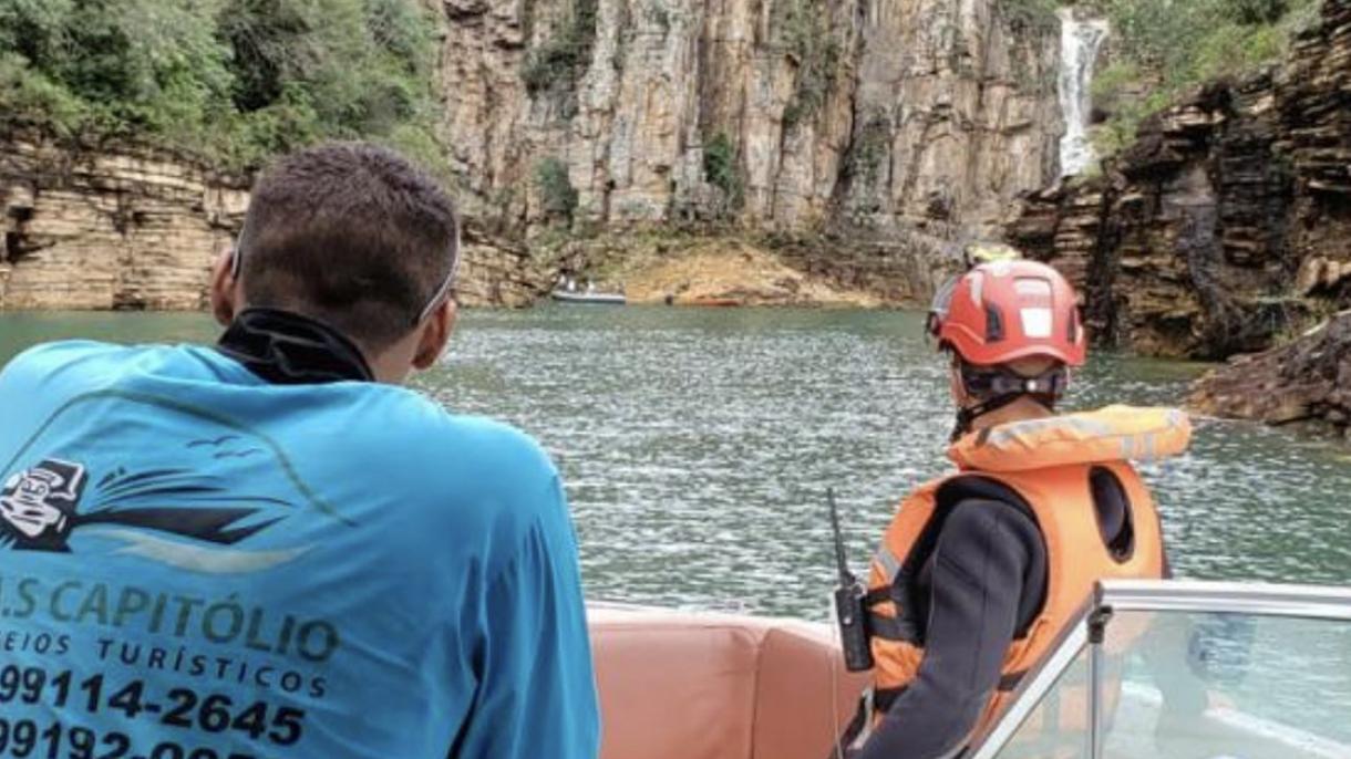 سقوط صخره عظیم بر روی قایق‌های گردشگران در برزیل
