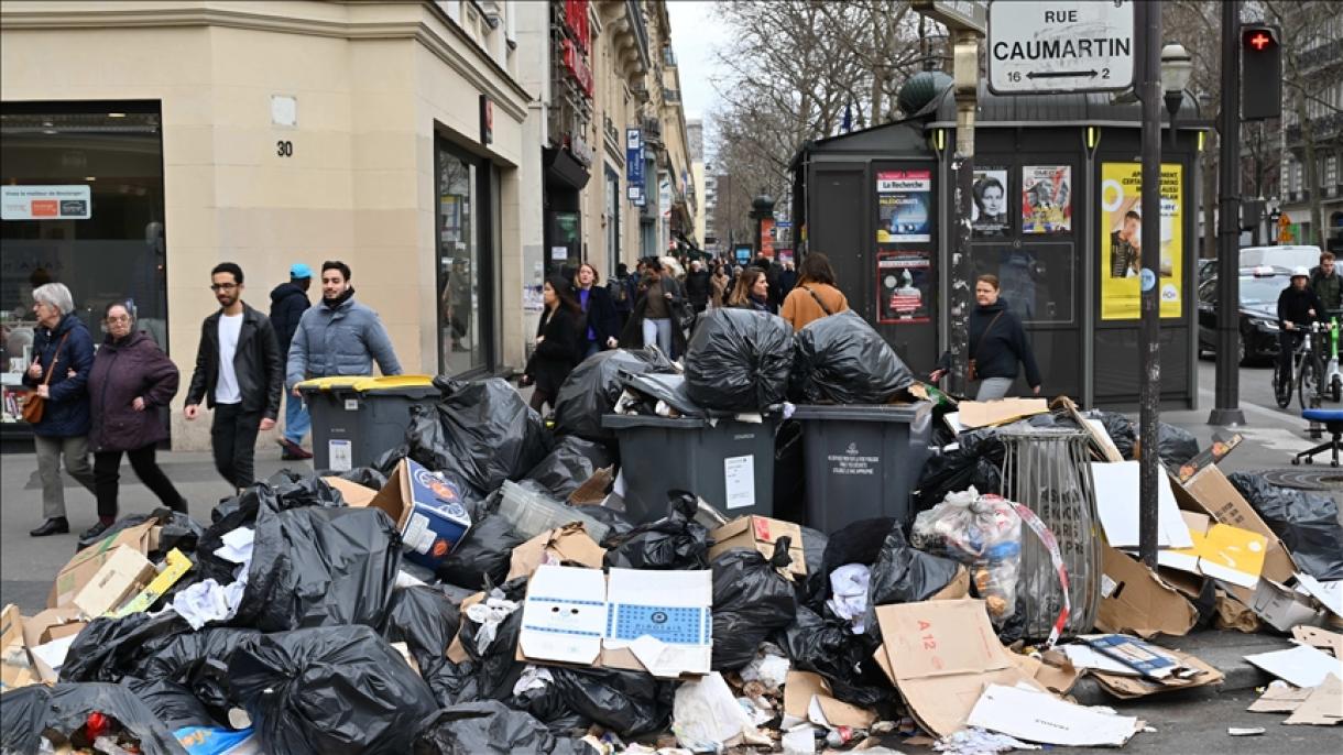Francia, sciopero a tempo indeterminato dei netturbini a Parigi