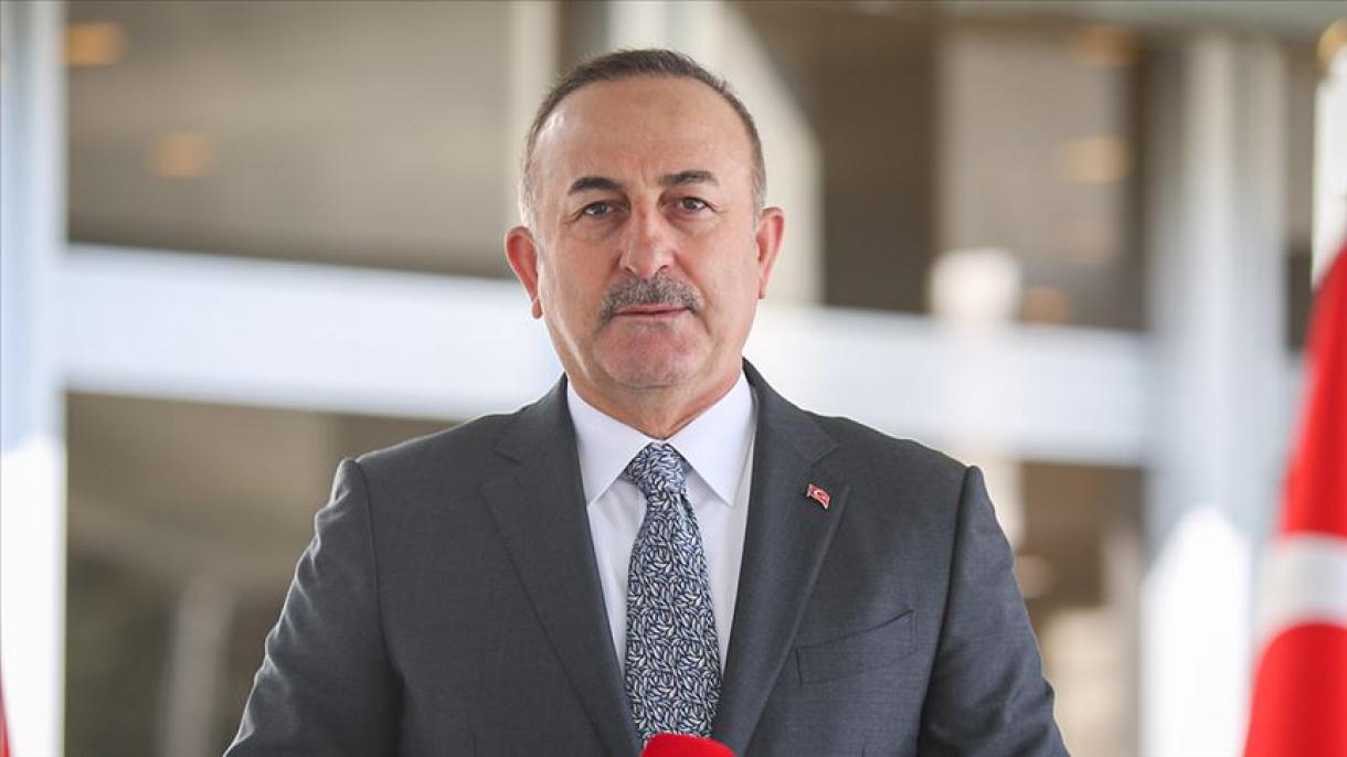 Çavuşoğlu le desea pronta recuperación a Boris Johnson