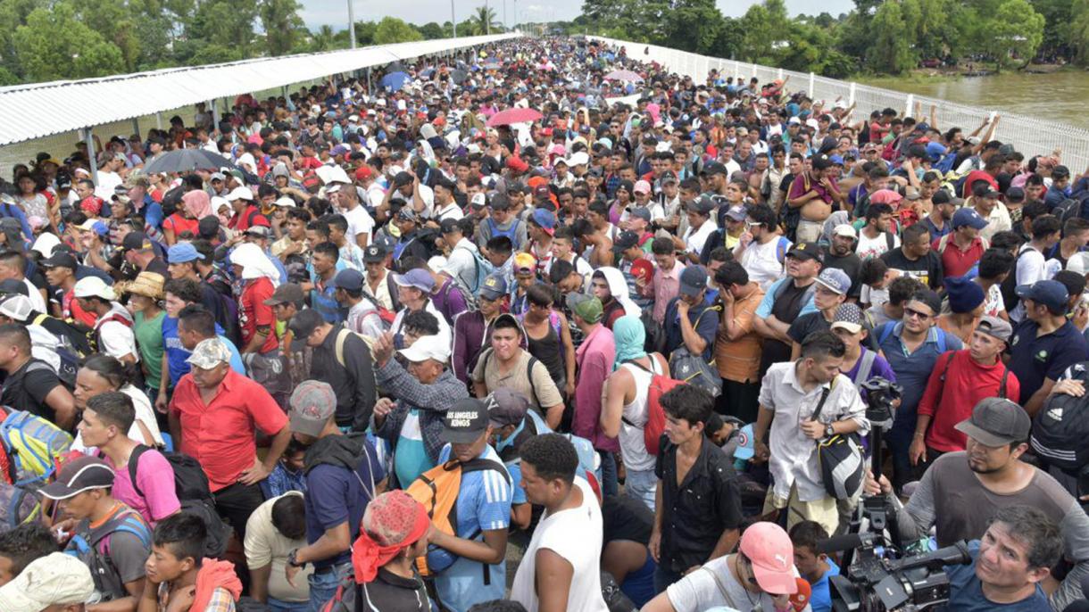 Centenares de migrantes hondure os cruzan r o que separa Guatemala