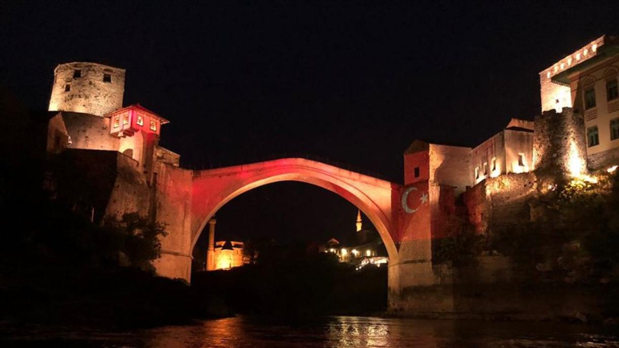 Mostar in Bosnia ed Erzegovina si illumina con i colori della bandiera turca