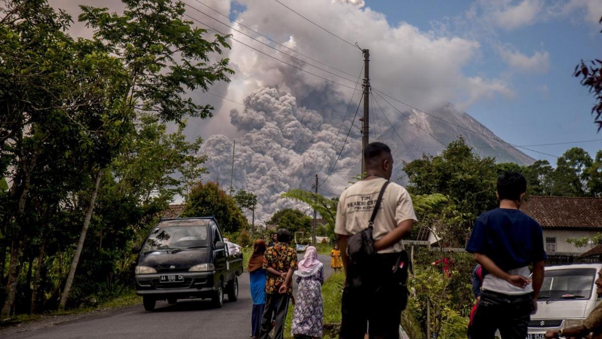 انڈونیشیا: آتش فشاں پہاڑ میں دھماکے، متاثرہ علاقے کو خالی کروا لیا گیا